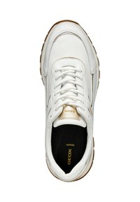 Sneaker bianco in pelle con punta rotonda, dettagli dorati e una soletta testurizzata. Presenta lacci bianchi e suola in gomma beige.