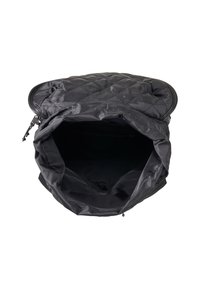 Črn prešit nahrbtnik z gladko zunanjostjo, velikim odpiranjem in prostornim notranjim prostorom. Mehka tkanina z zadrgami in brez vidnih kovinskih delov.