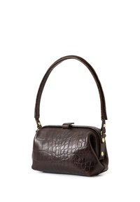 Donkerbruine schoudertas van leer met krokodillenprint, voorzien van een stevig frame en een enkele band bevestigd met goudkleurige klinknagels.