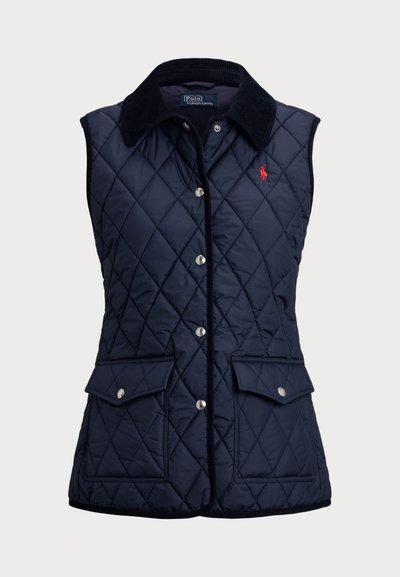 Tumši zils ar spiedumiem quilted veste ar korduroja apkakli, uzsvarā ar snap pogām, priekšējiem kabatām un mazu sarkanu emblēmu uz krūšu daļas.