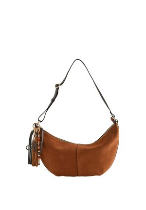 Sac à bandoulière croissant en suède marron avec une sangle noire réglable et des pompons décoratifs avec perles et anneaux sur le côté.