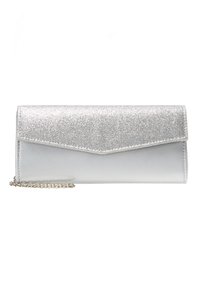 Pochette en cuir argenté avec un rabat argenté pailleté, présentant un design angulaire et une bandoulière chaîne détachable. Texture lisse, finition élégante.