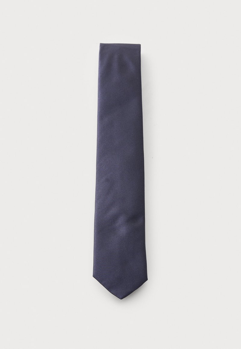 Cravat marin cu un model texturat, realizat dintr-un material neted. Are vârful ascuțit și un design subțire, potrivit pentru îmbrăcămintea formală.