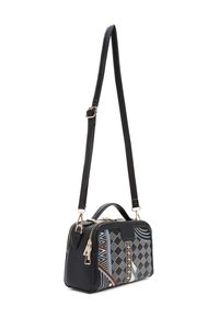 Bolso de cuero negro con un patrón geométrico, cierre de cremallera, asas dobles y correa ajustable. Cuenta con herrajes en tono dorado y acentos coloridos.