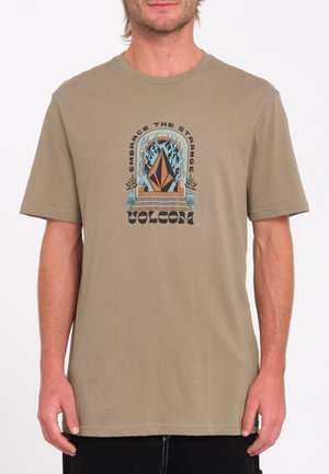 Olivengrünes Baumwoll-T-Shirt mit einem grafischen Design, das ein dreieckiges Logo zeigt, umgeben von Text und stilisierten Flammen. Kurzärmlig, lässige Passform.
