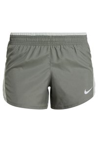 Pantalones cortos atléticos grises con un ajuste relajado, fabricados en un material ligero, con una cinturilla elástica y un logo de Nike en blanco en la parte delantera.