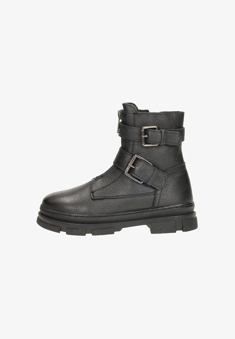 Bottines noires en cuir texturé, présentant deux boucles ajustables et une semelle en caoutchouc robuste au design épais et plat.