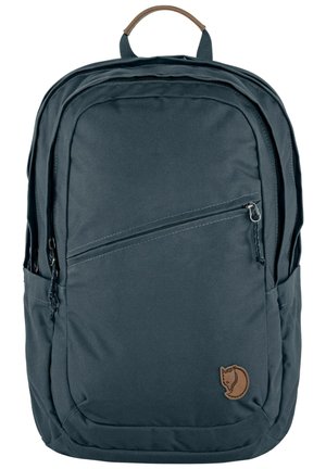Sac à dos gris foncé en tissu durable. Il comprend une poignée supérieure, une poche zippée à l'avant, des poches latérales et un patch logo avec un design de renard.