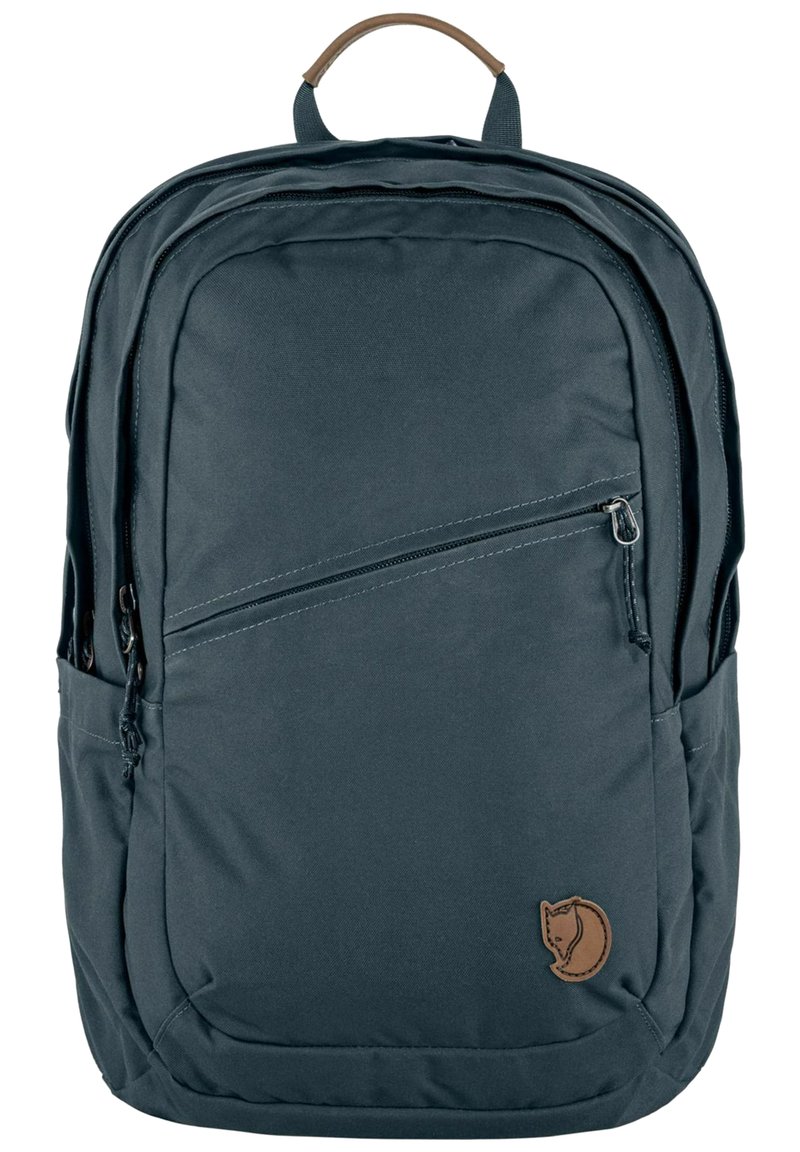 Zaino grigio scuro realizzato in tessuto resistente. Presenta una maniglia superiore, una tasca con zip frontale, tasche laterali e un'etichetta con il logo che riporta il design di una volpe.