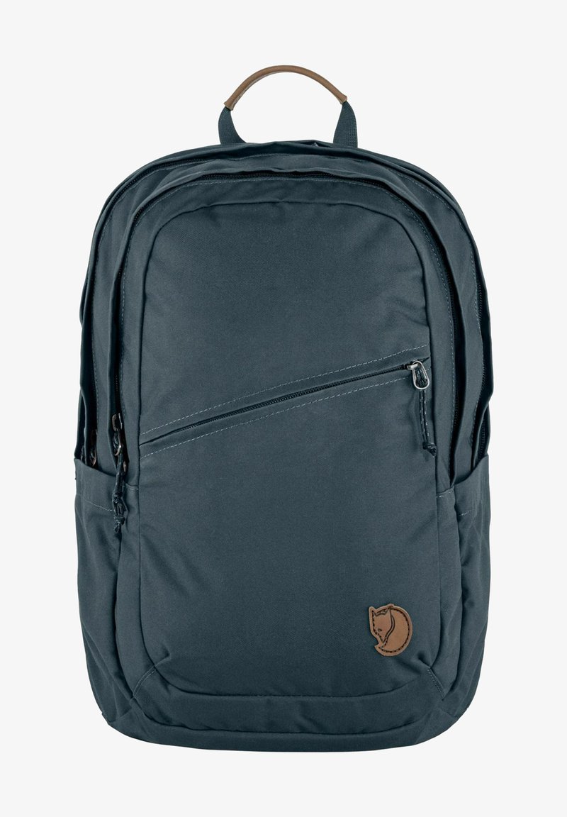 Donkergrijze rugzak van duurzaam materiaal. Beschikt over een handvat aan de bovenkant, een voorvak met rits, zijvakken en een logopatch met een vosontwerp.