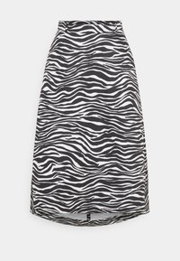 Jupe à rayures zèbre noire et blanche avec une taille haute, une coupe évasée, une texture lisse et un détail de ourlet subtil à l'arrière.
