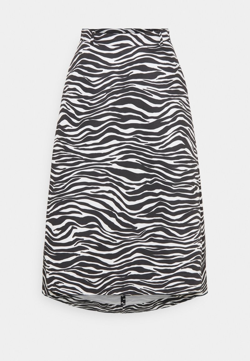 Jupe à rayures zèbre noire et blanche avec une taille haute, une coupe évasée, une texture lisse et un détail de ourlet subtil à l'arrière.