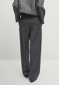 Grijze wijde broek van textuurstof, met een gladde afwerking, voorzakken en een op maat gemaakte uitstraling met een losse pasvorm.