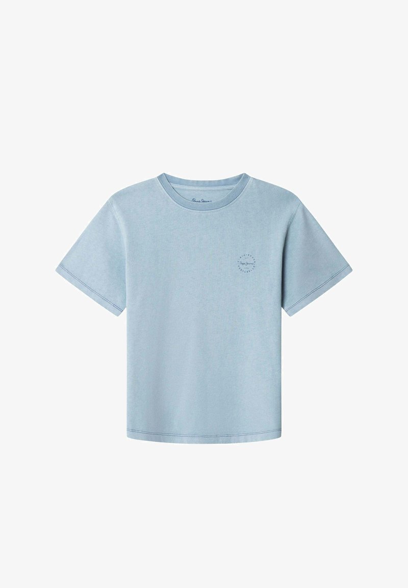 T-shirt à manches courtes bleu clair en tissu doux, avec un col ras du cou et un petit logo circulaire sur la poitrine.