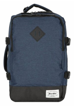 Navy und schwarzer Stoff-Rucksack mit rechteckigem Design, ausgestattet mit einem diamantförmigen Akzent, verstellbaren Trägern und einem Etikett auf der unteren Vorderseite.