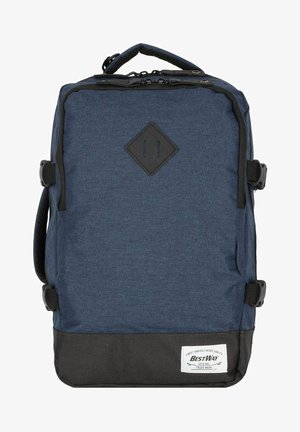 Navy und schwarzer Stoff-Rucksack mit rechteckigem Design, ausgestattet mit einem diamantförmigen Akzent, verstellbaren Trägern und einem Etikett auf der unteren Vorderseite.