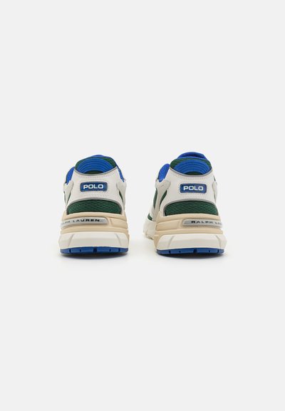 Sneakers ar krēmīgu un zaļu acs materiālu, ziliem akcentiem un bēšiem zolēm. Iezīmēts ar logotipu uz papēža un teksturētu aizmugurējo paneli.