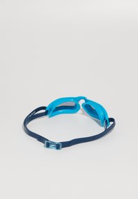 Lunettes de natation bleues avec un strap flexible de couleur marine. Elles disposent de coupelles pour les yeux souples et profilées, ainsi qu'une boucle sécurisée pour un ajustement réglable.