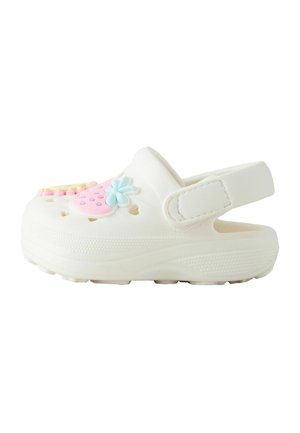 Biele detské klomby s nastaviteľným pásikom na päte a farebnými dekoráciami jahôd a kvetov na vrchu.