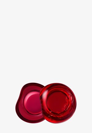 Deux petits contenants ronds et brillants rouges, dont un ouvert montrant un baume lisse rose-rouge à l'intérieur.