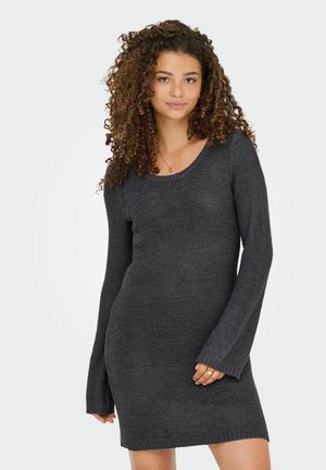 Robe pull en tricot gris foncé avec un décolleté arrondi, des manches longues et un ourlet côtelé. Présente un motif texturé sur l'ensemble.
