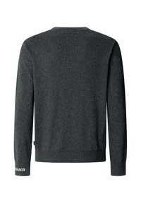 Suéter gris oscuro con cuello redondo, mangas largas, tela de punto texturizada y un pequeño detalle del logotipo en el dobladillo de la manga.