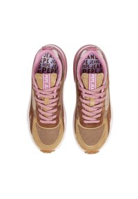 Brune og beige sneakers med rosa lisser, laget av semsket skinn og mesh-materialer, har avrundet form og "PEPE JEANS" merkevare på den indre fôringen.