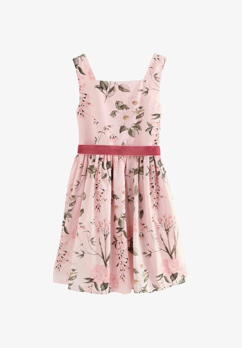 Pink ærmeløs kjole med blomsterprint og et mørk pink taljebånd, der har en firkantet udskæring og en rynket nederdel.