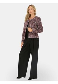 Fioletowa i wielokolorowa kurtka wykonana z tkaniny tweedowej, z okrągłym dekoltem i zapięciem na haczyk, zestawiona z czarnymi spodniami typu wide-leg. Dopasowany krój, teksturowana tkanina.