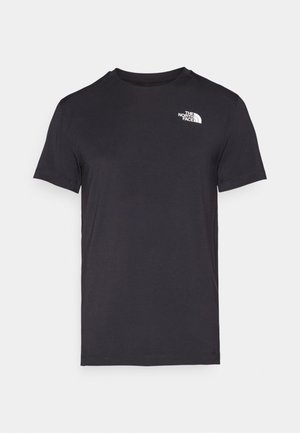 Camiseta negra de manga corta hecha de tela suave con un pequeño logo blanco en la parte superior izquierda. Diseño clásico de cuello redondo con un ajuste regular.