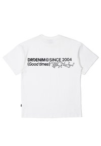 Bílá bavlněná tričko s černým potiskem na zadní straně: "DRDENIM© OD ROKU 2004 (Dobré časy)." Krátké rukávy, rovný spodní lem.