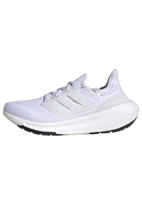 Baskets blanches de sport avec empeigne en mesh, fermeture lacets, semelle épaisse et rembourrée, et semelle extérieure noire crantée, vues de profil.