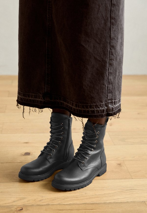 FRISIA  - Lace-up ankle boots3