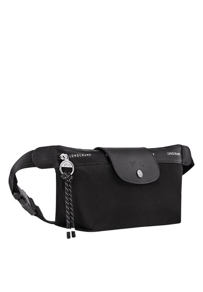 Schwarze Nylon-Taxtasche mit einem glatten Lederklappen, silbernem Hardware, verstellbarem Gurt und kontrastierenden Punkten an dem Reißverschluss-Zug.