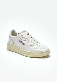 Sneaker in pelle bianca con punta traforata, suola in gomma color crema e patch con il logo "AUTRY". Presenta lacci abbinati e design a taglio basso.