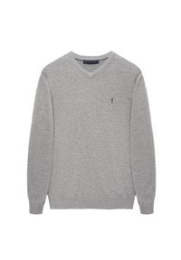 Pull gris à col en V en tissu doux avec manches longues. Présente un petit logo brodé sur la poitrine gauche et des poignets côtelés.