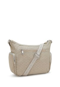 Beige handväska med mönstrad textur, sidofickor och silverdetaljer. Har en bred, justerbar rem med logotyp.