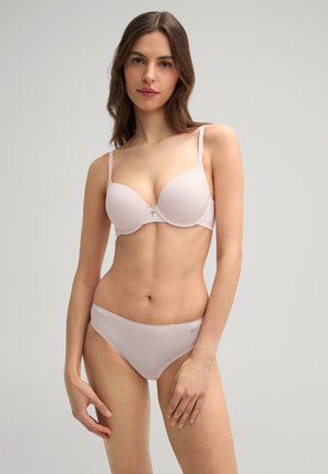 Lichtroze bh en bijpassende bikini slipset, met een gladde stof, een onderbedekking ontwerp, en een subtiel patroon met een klein decoratief detail.