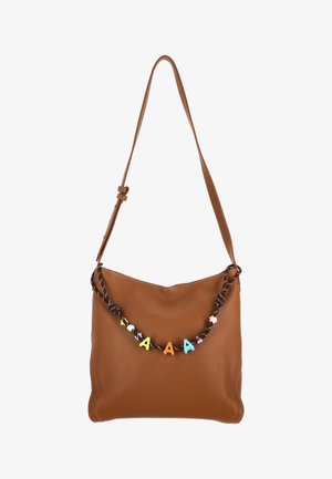 Barna bőr válltáska íves formával, fonott fogantyúval, amelyet színes műanyag betűk és díszek díszítenek.