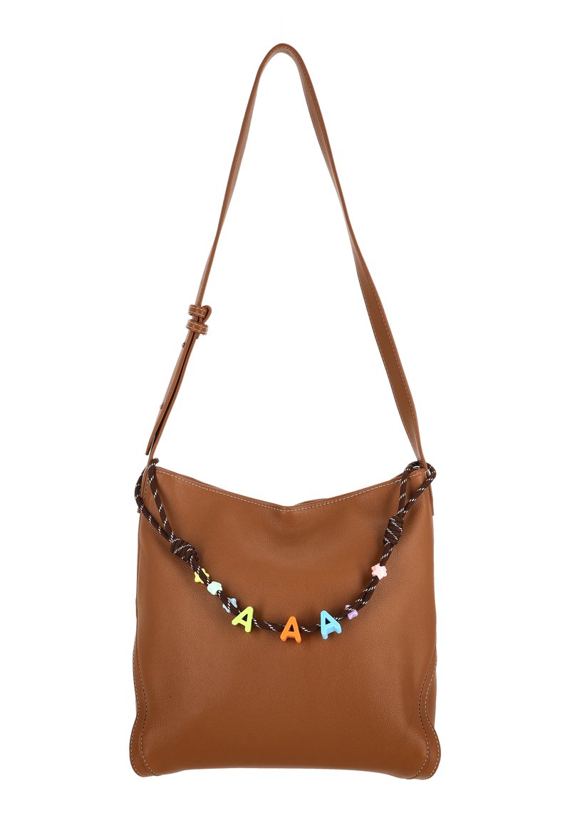 Brązowa skórzana torba na ramię o zakrzywionym kształcie, z plecioną rączką ozdobioną kolorowymi plastikowymi literami i dodatkami.