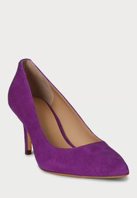 Violetti mokkanahkainen korkeakorkoinen korkokenkä, jossa on teräväkärkinen ja avoin sivu, ohuella korolla ja sileällä beige sisävuorella.
