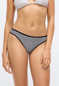 Sorte og hvite stripete bikiniunderdeler med en lav midje-design, som har en myk tekstur og elastisk midjebånd for komfort.