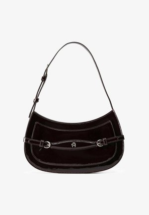 Zwarte handtas van lakleer met een gebogen silhouet, twee compartimenten, een zilverkleurige gesp als accent en contrasterende stikdetails.