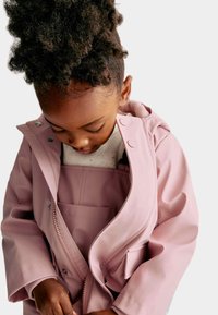 Růžová nepromokavá bunda s kapucí, s předním zipem a patentkami. Hladká textura s přední kapsou a detaily vnitřního podšívání.