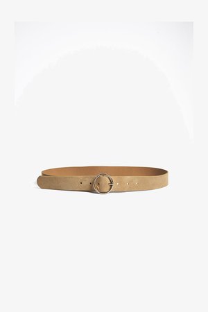 Ceinture en suède de couleur beige avec une boucle en métal circulaire. Présente plusieurs trous d'ajustement et un design lisse et plat. La largeur varie légèrement.