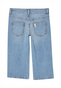 Bermuda shorts in denim azzurro chiaro con taglio dritto, design a cinque tasche, rivetti in rame e dettagli di cucitura sulle tasche posteriori.