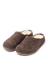 Een paar bruine suède instapslippers met beige fleece voering en rubberen zolen, in een hoek geplaatst om zowel de voor- als zijaanzicht te tonen op een witte achtergrond.