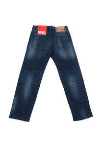 Temno modri jeans s ravnim nogavicom, z bledenjem po celotni površini, dvema zadnjima žeppoma in blagovno znamko na pasu.