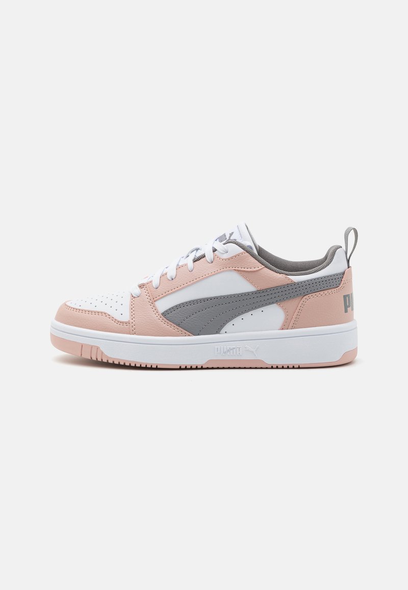 Sneaker leggera con una combinazione di colori rosa, bianco e grigio, tomaia in pelle testurizzata, dettagli perforati e suola imbottita.