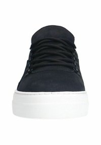 Schwarzer Sneaker mit einem glatten Leder-Obermaterial, ausgestattet mit schwarzen Schnürsenkeln und einer dicken weißen Sohle, die durch einen strukturierten Gummi-Rand akzentuiert wird.